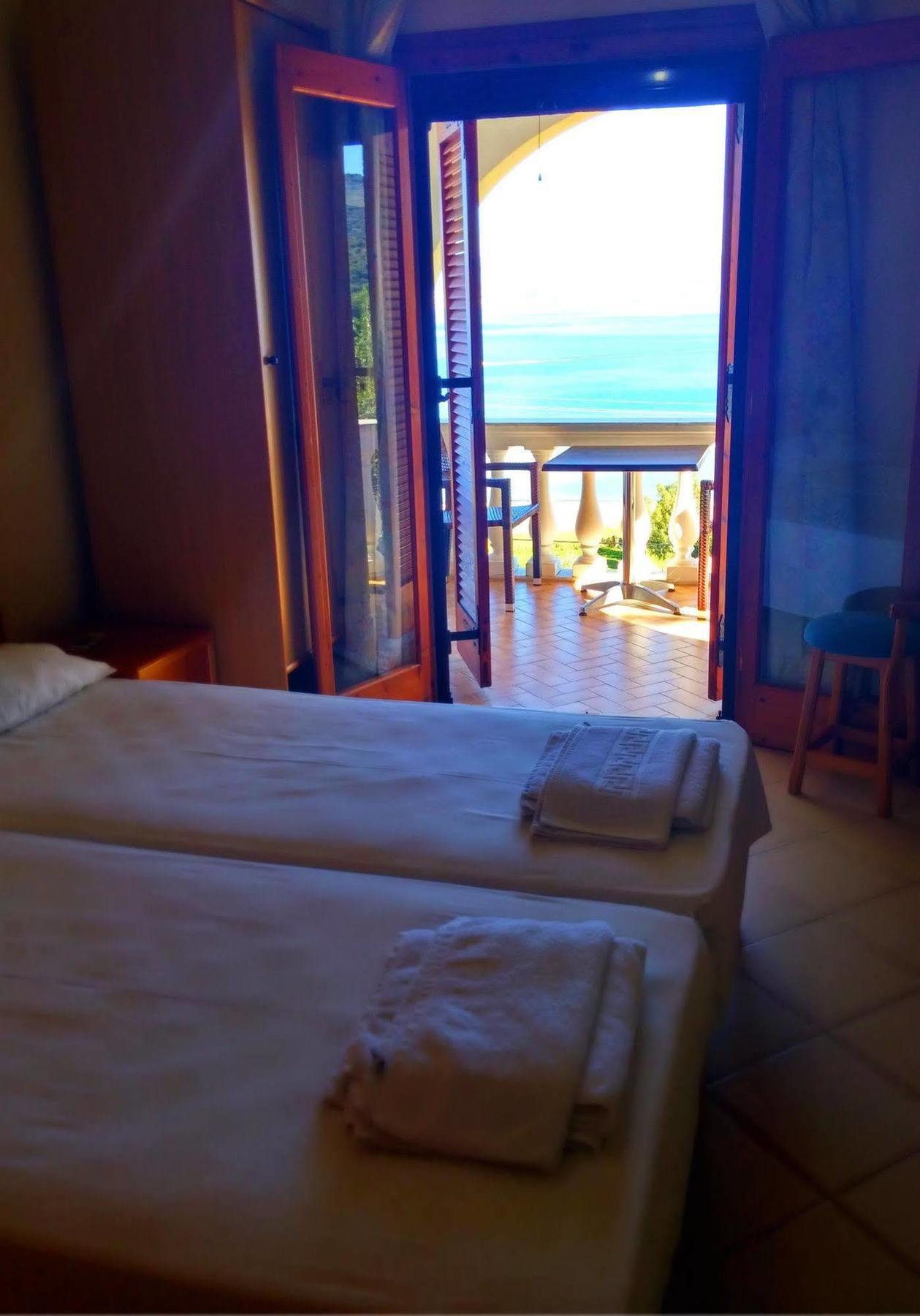 Dionysos Apartments Apraos Bagian luar foto